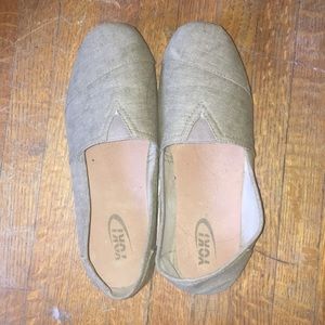 Like toms but the brand is yoki